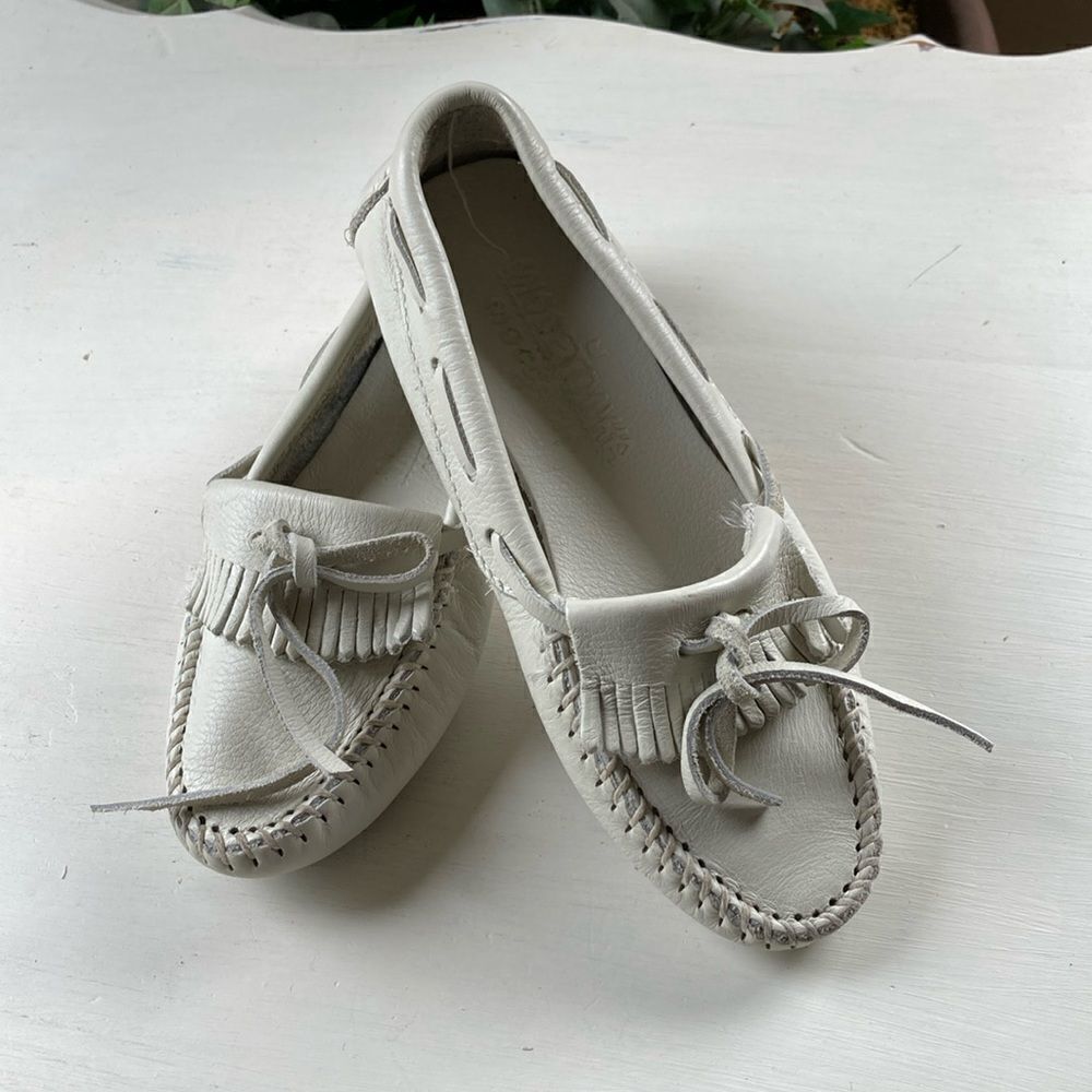 New Minnetonka Off White Women’s Kiley Driving Moccasins Size 5